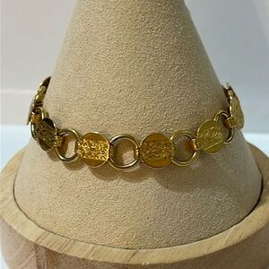 VINTAGE SARAH COVENTRY GOLD TONE FLORAL ETCHED DISC LATCH BRACELET